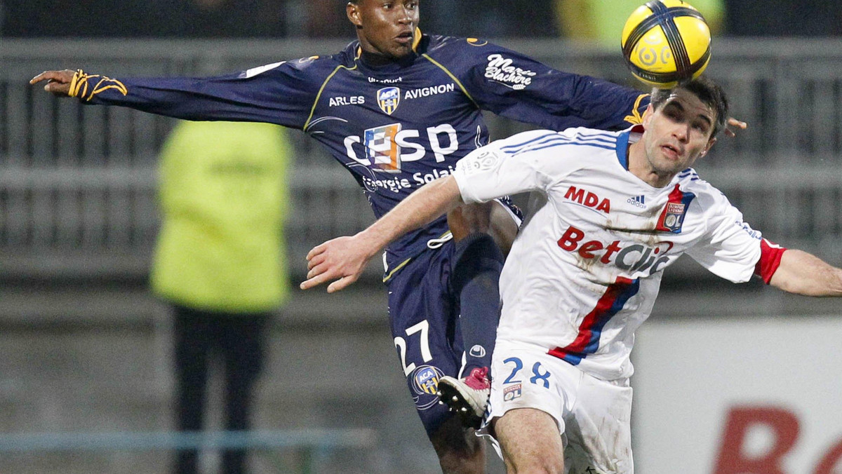 Olympique Lyon nie miał żadnych kłopotów z pokonaniem w niedzielę ostatniego zespołu tabeli Ligue 1, Arles. Drużyna ze Stade Gerland wygrała 5:0, a doskonały mecz rozegrał Lisandro Lopez.