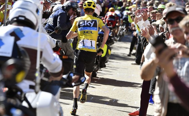 Tour de France: Kraksa kilometr przed końcem 12. etapu. Lider Froome uszkodził rower i biegiem ruszył do mety