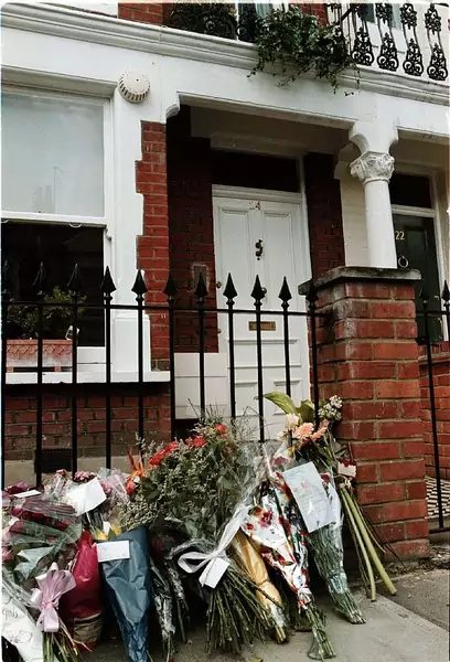 Po śmierci dziennikarki wielbiciele składali przed jej domem kwiaty. To tu zginęła