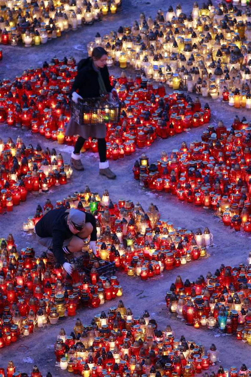 150 ciężarówek zniczy wywieziono sprzed Pałacu!