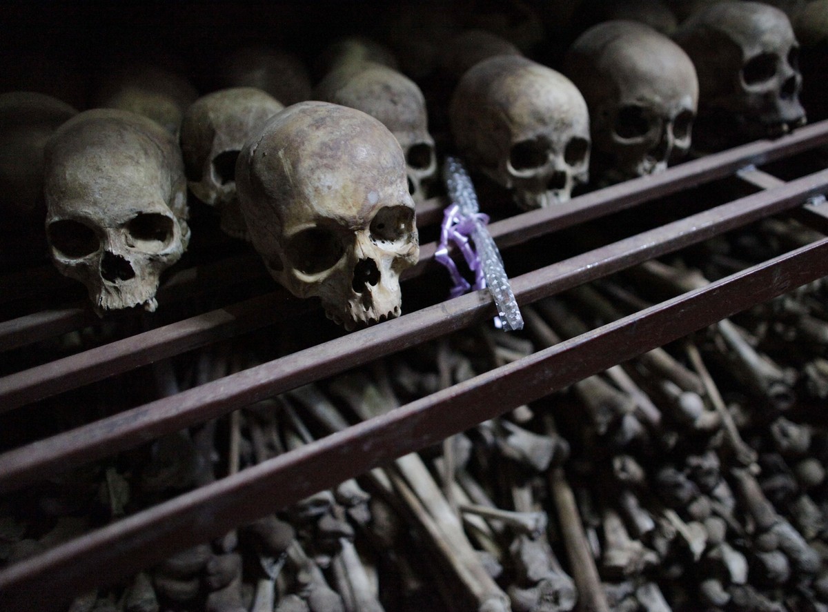 Wystawione na widok publiczny czaszki części z 10 tys. ofiar z plemienia Tutsi, zamordowanych przez Hutu w kościele w Nyamata
