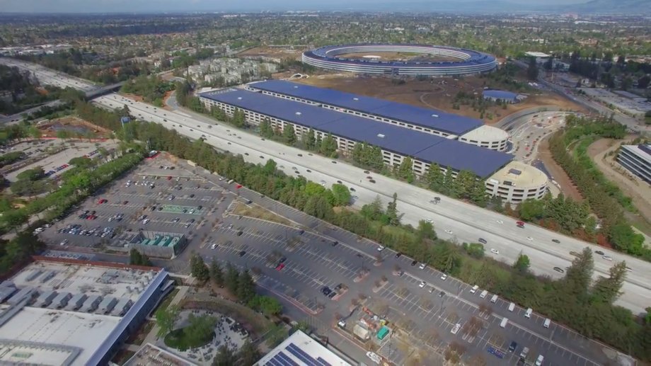 Apple Park znajduje się przy autostradzie międzystanowej 280, siedziby od hałasów i ciekawskich spojrzeń intruzów strzeże ogrodzenie