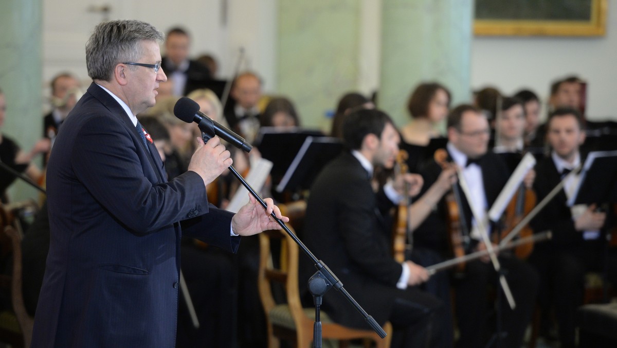 Prezydent Bronisław Komorowski odznaczył w piątek 21 działaczy polonijnych zasłużonych w popularyzowaniu i upowszechnianiu kultury polskiej. Wysokie odznaczenia państwowe przyznano m.in. za osiągnięcia w pracy artystycznej. 2 maja obchodzimy Dzień Polonii i Polaków za Granicą.