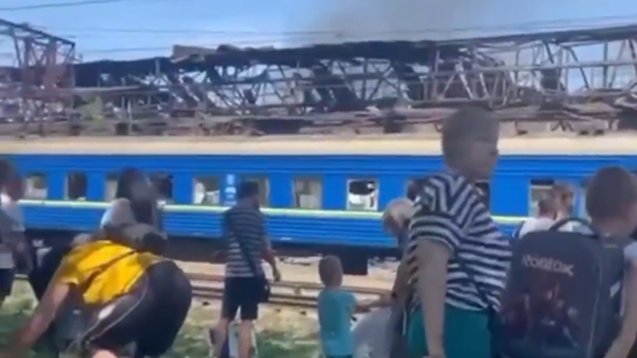 Atak Rosjan uszkodził pociąg pasażerski. Nagranie trafiło do sieci