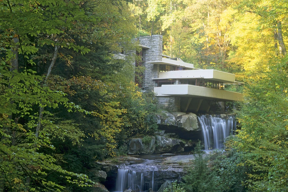 Fallingwater, dom nad wodospadem w górach stanu Pensylwania, zbudowany w 1937 r. dla bogatego inwestora Edgara J. Kaufmanna