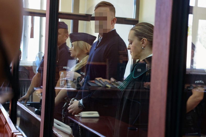 Sebastian Majtczak i adwokatka Katarzyna Hebda (w todze)