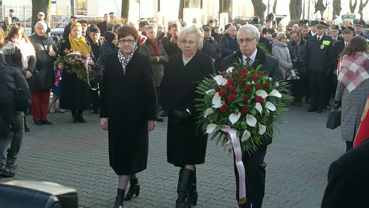 Wczoraj w Zabrzu Zaborzu odbyły się regionalne obchody 36. rocznicy wprowadzenia stanu wojennego. W kościele św. Jadwigi odprawiono mszę w intencji ojczyzny, osób represjonowanych, internowanych oraz ofiar stanu wojennego, a następnie pod krzyżem upamiętniającym internowanych złożono kwiaty i zapalono znicze.