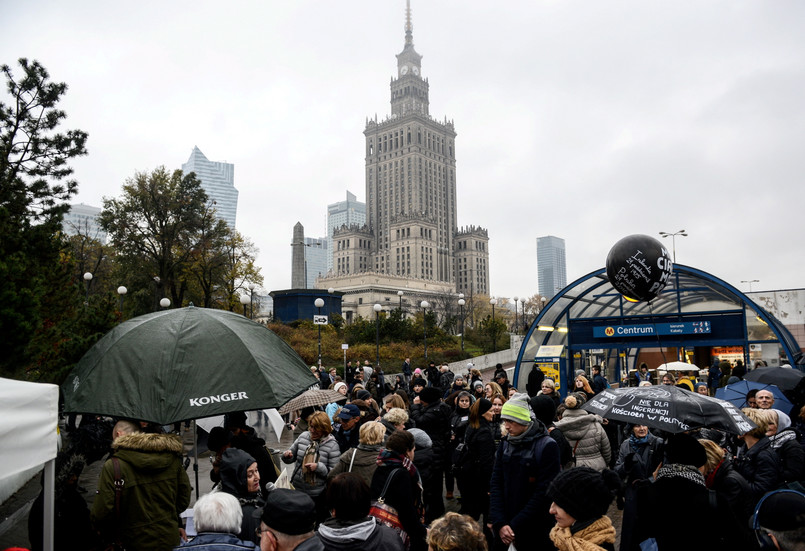 Uczestnicy "Czarnego protestu" na tzw. Patelni