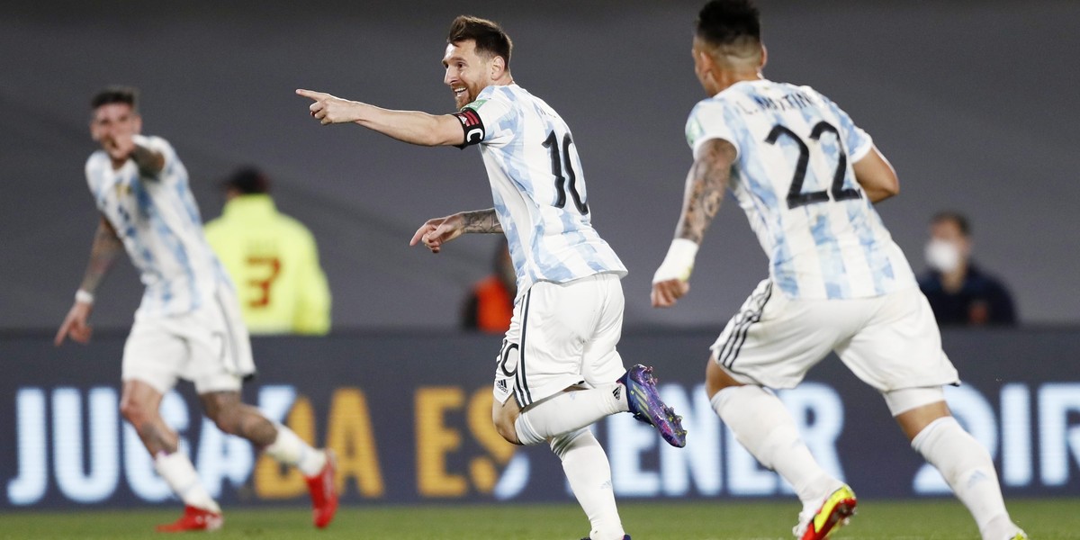 Lionel Messi cieszy się po golu strzelonym Urugwajowi. 