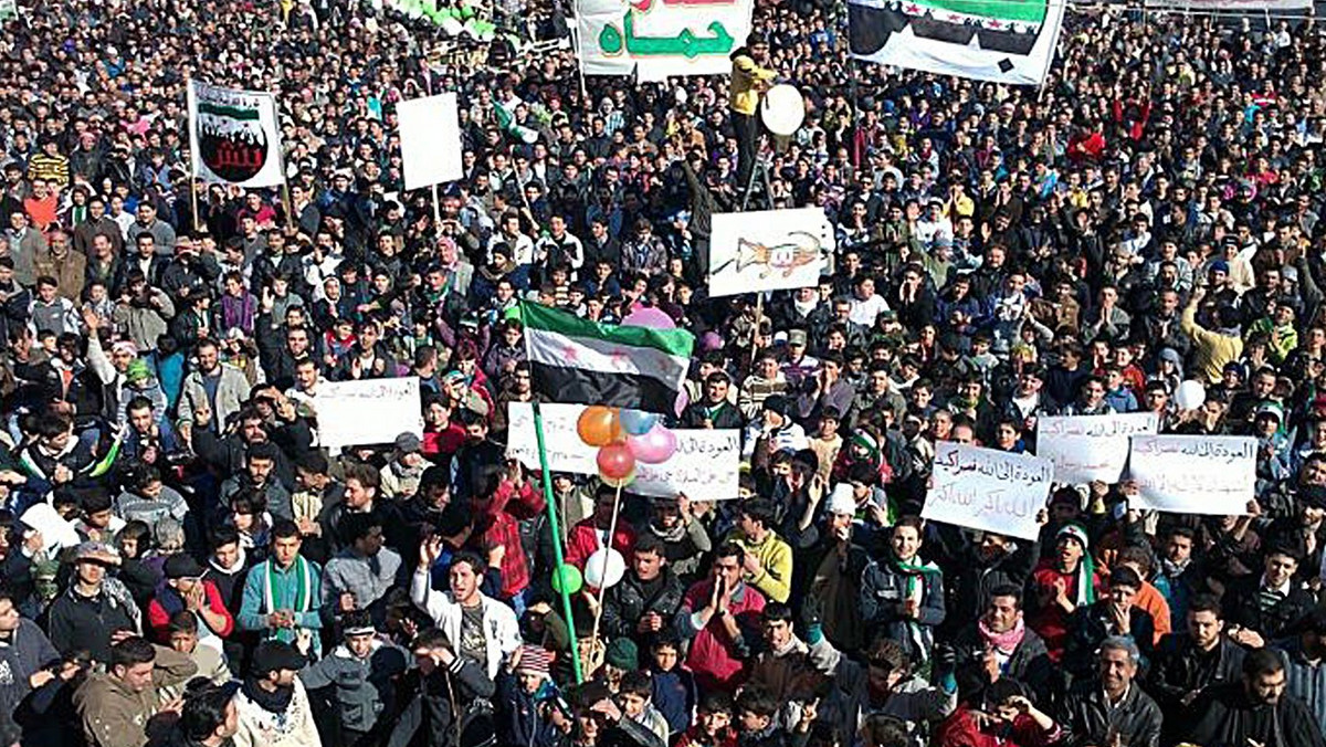 Abu Marwan skacze na tył niewielkiej, białej furgonetki. Wraz ze swoim przyjacielem, Abu Omarem, zmierzają na obywatelską demonstrację w stolicy Syrii, która jest protestem przeciwko rządom prezydenta Baszara el-Asada. Nawet wewnątrz samochodu wiszące w powietrzu napięcie jest prawie namacalne. Jeśli mężczyźni zostaną złapani, będą bici, torturowani, a nawet mogą za to zapłacić swoim życiem.