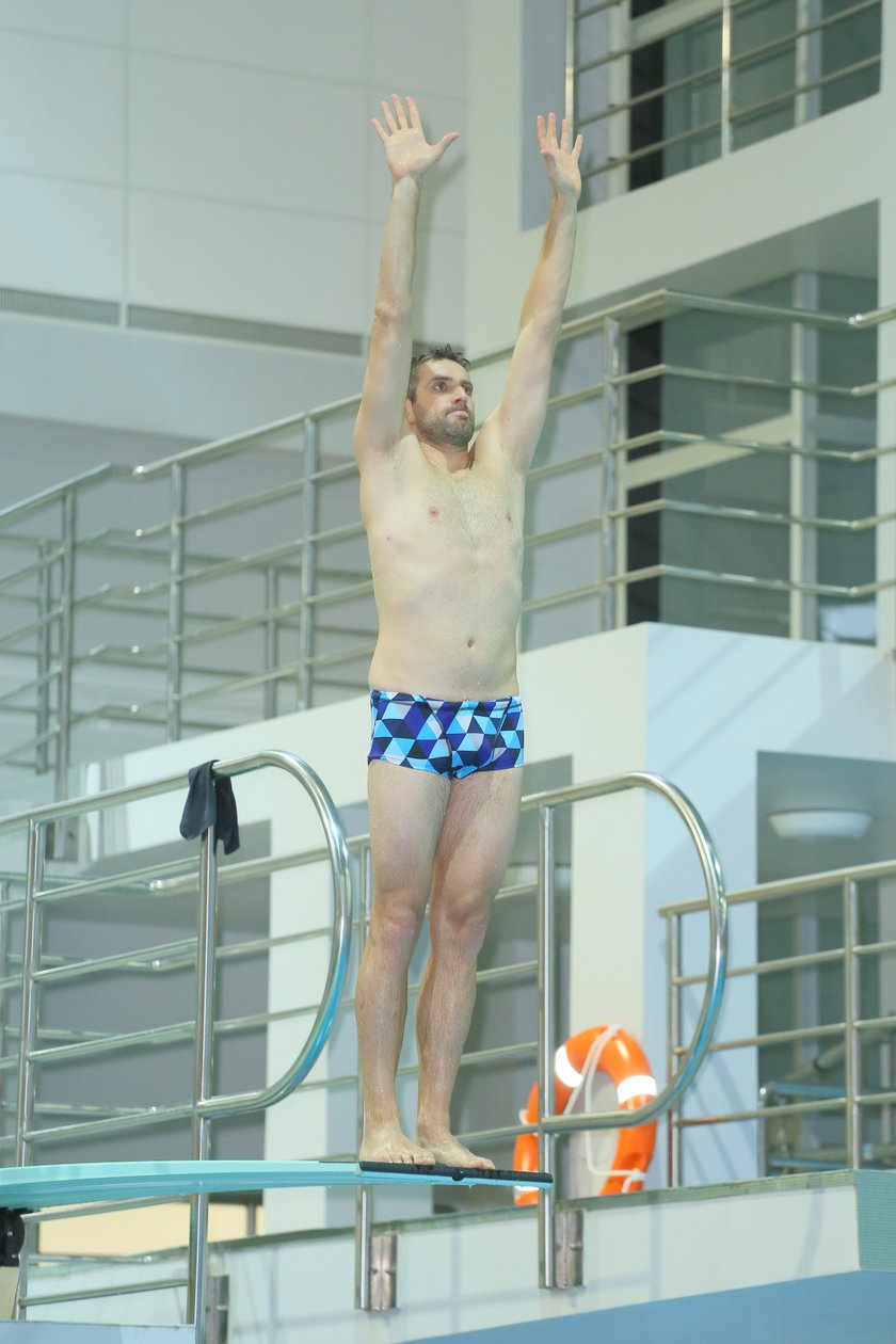 Maciej Dowbor na basenie trenuje do "Celebirty Splash"