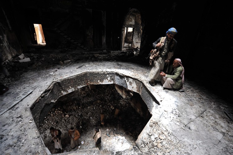 Jemeńczycy we wnętrzu uszkodzonego domu. Sana, Jemen, 16 czerwca 2011