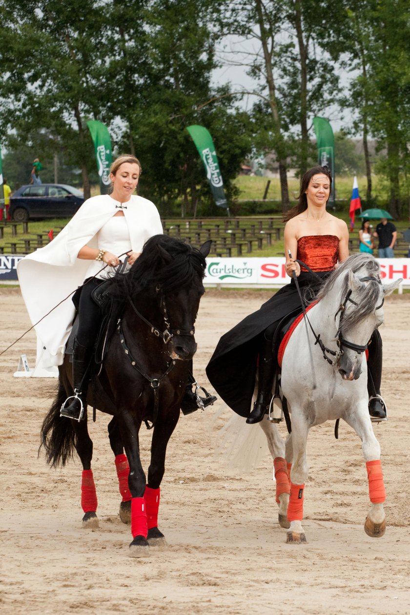 Kinga Rusin (47 l.) i Karolina Ferenstein-Kraśko(41 l.)