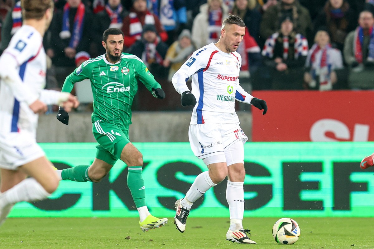 Piłkarz Górnika Zabrze Lukas Podolski (P) i Rahil Mammadov (C) z Radomiaka Radom podczas meczu Ekstraklasy