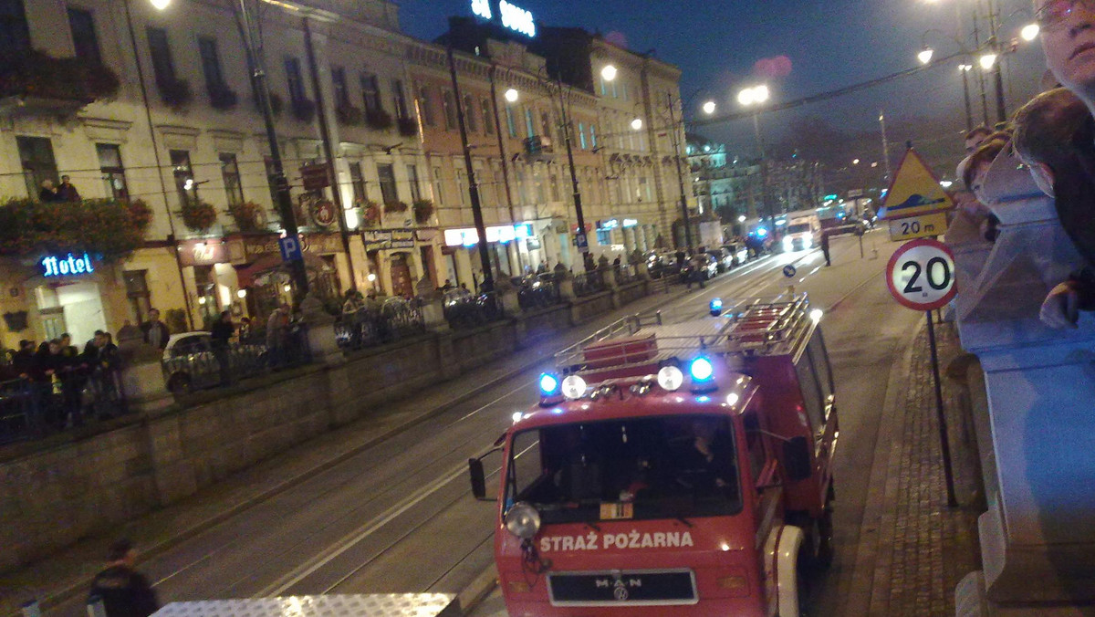 Policja otrzymała zgłoszenie o zaparkowanym pod wiaduktem na ulicy Lubicz samochodzie ford mondeo. W samochodzie ma się znajdować ładunek wybuchowy - powiedział Onet.pl rzecznik małopolskiej straży pożarnej Andrzej Siekanka. Centrum Krakowa jest sparaliżowane.