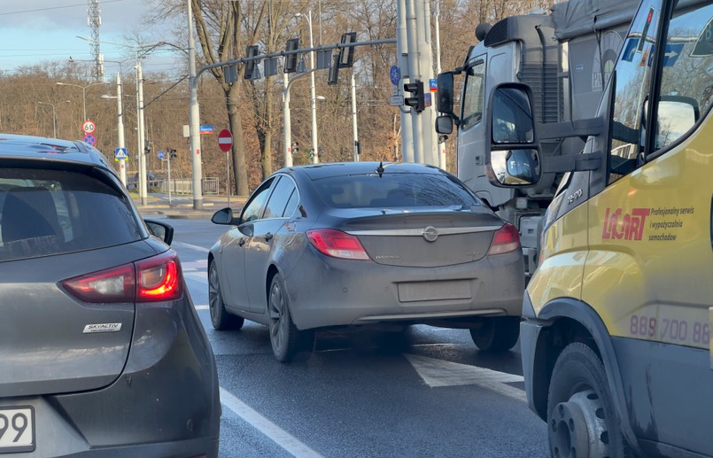 Za takie tablice rejestracyjne policja może ukarać kierowcę madnatem