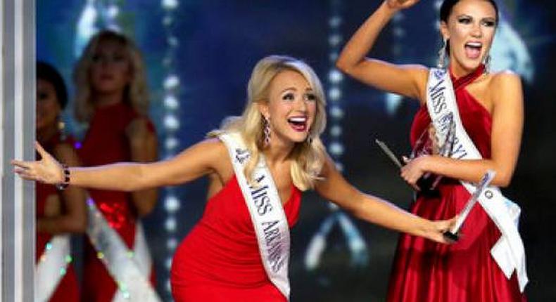 Miss Maryland and Miss Arkansas at the Miss America 2017