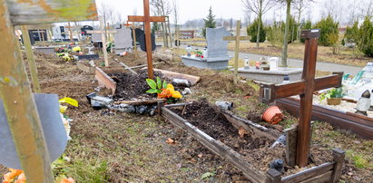 Zgroza! Przewrócone krzyże, zniszczone mogiły... Co się stało na cmentarzu w Szczecinie?!