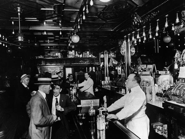 Amerykanie mieli zwyczaj spożywać alkohol od godziny 17 głównie w barach, gdzie integrowały się lokalne wspólnoty. Na zdjęciu salon miejski w Nowym Jorku, około 1905 r