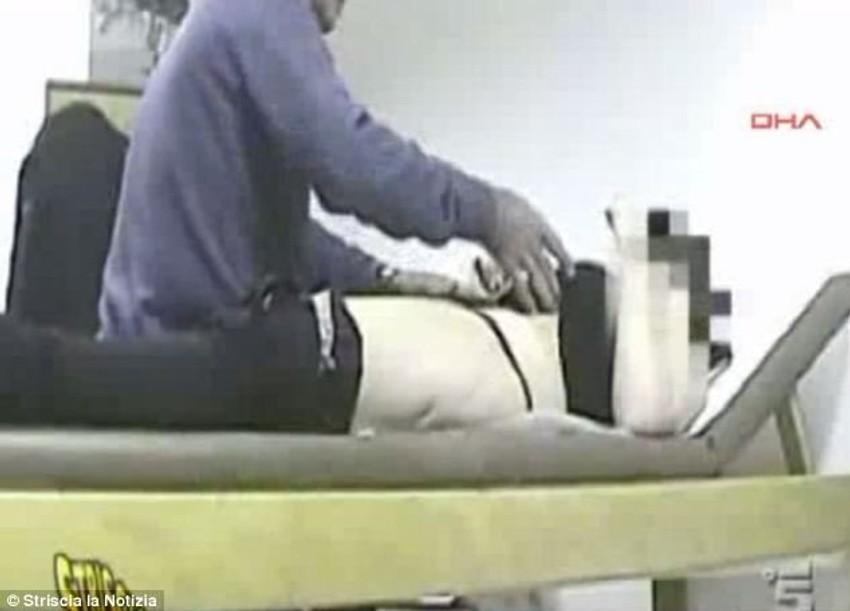 Skrivena kamera beleži kako doktor skida pacijentkinju