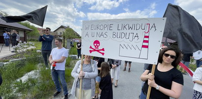 „To już rok, ale nie zamierzamy się poddać!” Protest przeciwko budowie spalarni śmieci pod Wrocławiem