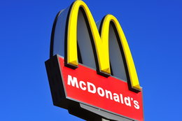 Logo McDonald's w Łazienkach Królewskich. Wyjaśniamy, skąd się tam wzięło