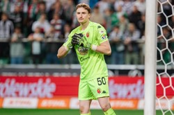 Bramkarz Jagiellonii przed meczem czyta Pismo Święte. Imprezy i zabawa są mu obce