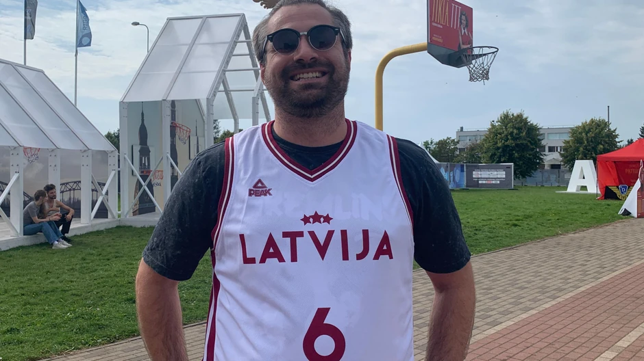 Karlo živi u Londonu i na Evrobasketu gleda utakmice u letonskom dresu | Foto: BBC/Dejana Vukadinović