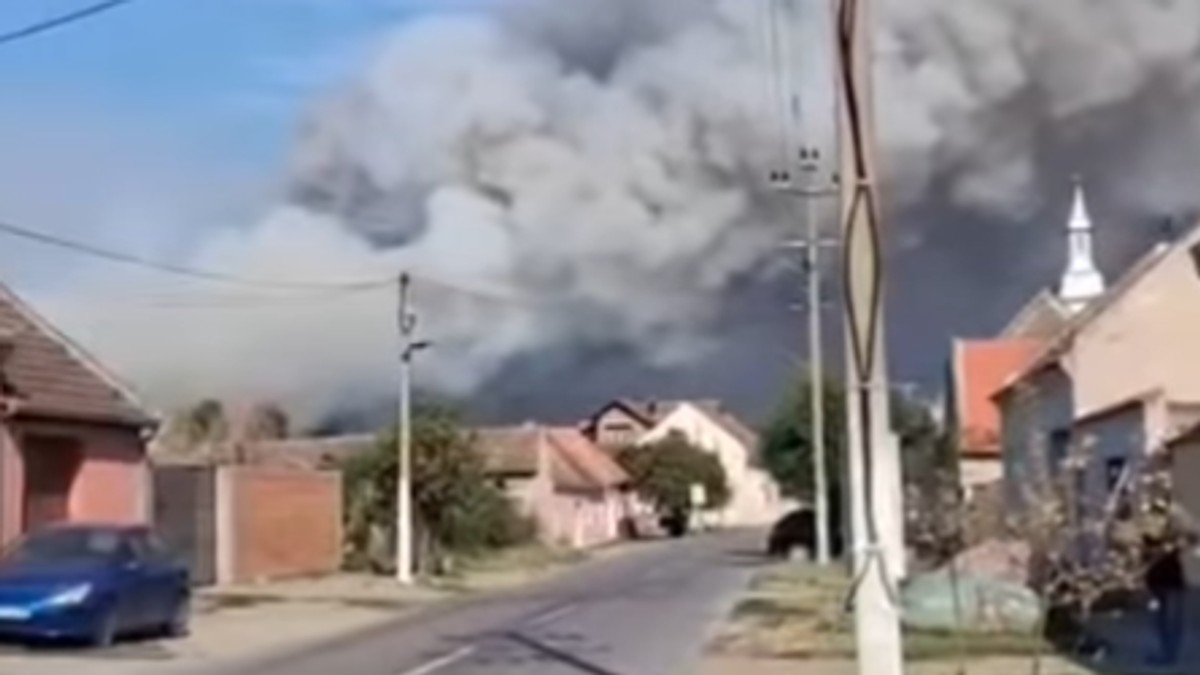 Požar u Deliblatskoj peščari snimljen iz sela Kajtasovo