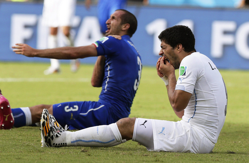 W samej końcówce meczu Suarez w polu karnym zaatakował zębami Chielliniego. Urugwajczyk ugryzł w Włocha w ramię.