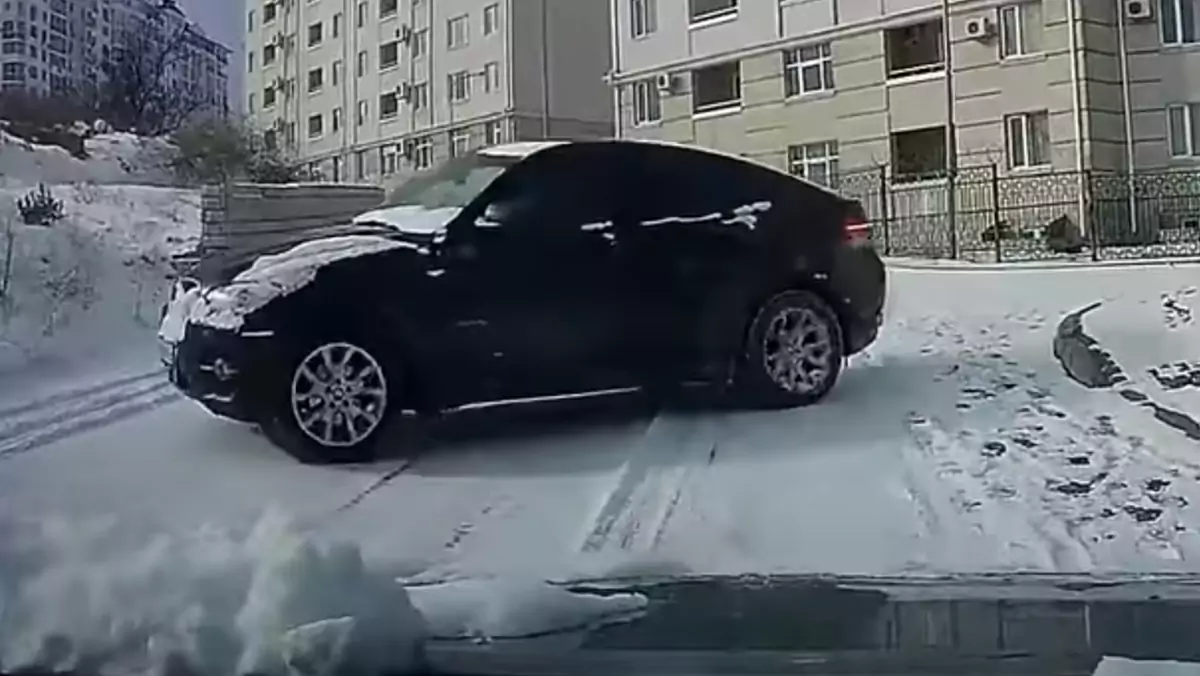 BMW X6 w poślizgu na zaśnieżonej ulicy