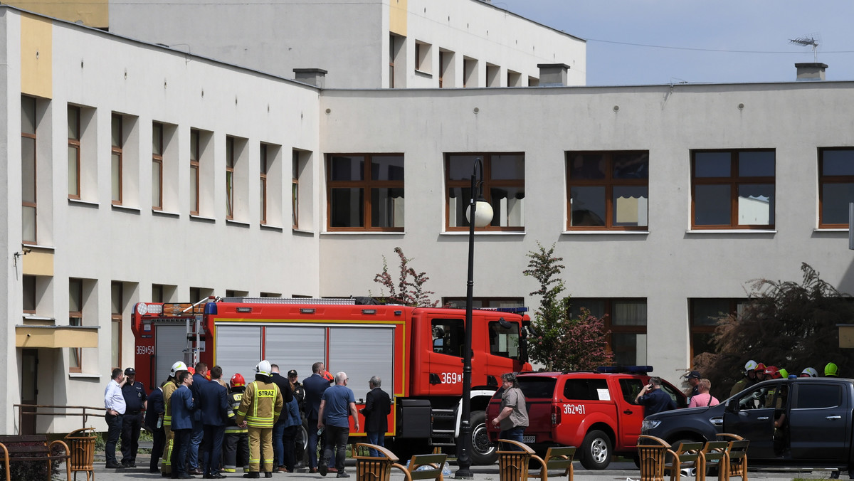 18-letni sprawca wczorajszego ataku w szkole w Brześciu Kujawskim przyznał się do usiłowania zabójstwa wielu osób, bo taki usłyszał zarzut - poinformował rzecznik prasowy Prokuratury Okręgowej we Włocławku Wojciech Fabisiak. Dodał, że mężczyźnie grozi nawet dożywocie.