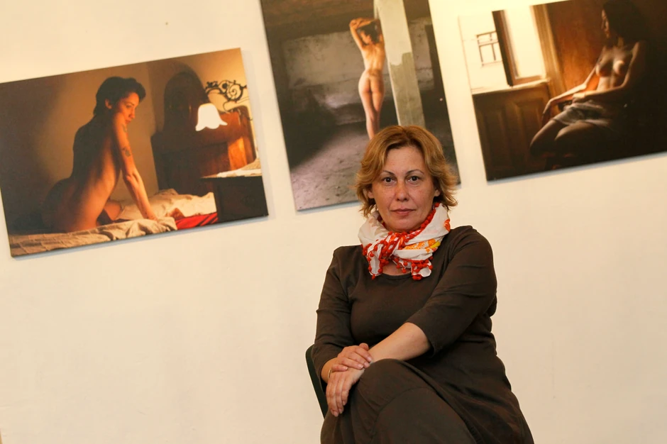 Ljiljana Stojanović pored svojih radova izloženih u "Galeriji Centar za ravnotežu"