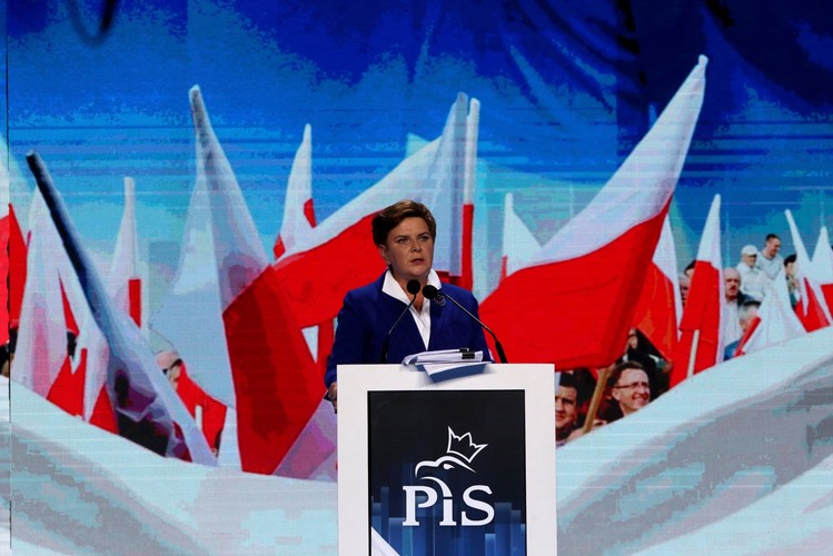 Beata Szydło<br><br>
- minimalna stawka godzinowa - 12 zł brutto<br><br>
- darmowe leki dla seniorów powyżej 75. roku życia<br><br>
- zgodnie z Projektem Rodzina 500 rodzice otrzymywać mają 500 zł miesięcznie na drugie i kolejne dziecko, a w biedniejszych rodzinach także na pierwsze dziecko.<br><br>
- 15 proc. stawki podatku CIT dla małych firm.<br><br>
- podatek bankowy<br><br>
- podatek od sieci handlowych<br><br>
- zmiany w podatku od towarów i usług