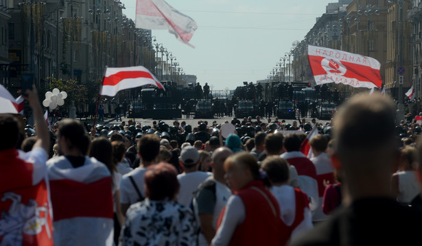 Wielotysięczny marsz w Mińsku. Pojazdy opancerzone na ulicach