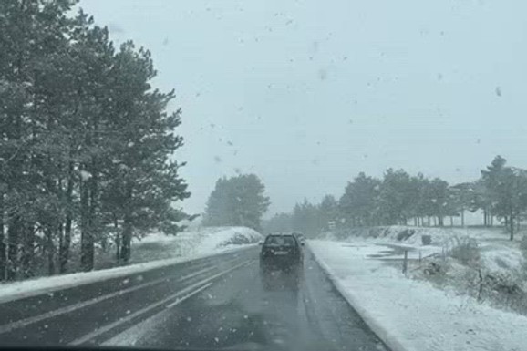 OVO NISMO VIDELI NI USRED ZIME! Pogledajte kako u aprilu veje sneg u ovom delu Srbije (VIDEO)