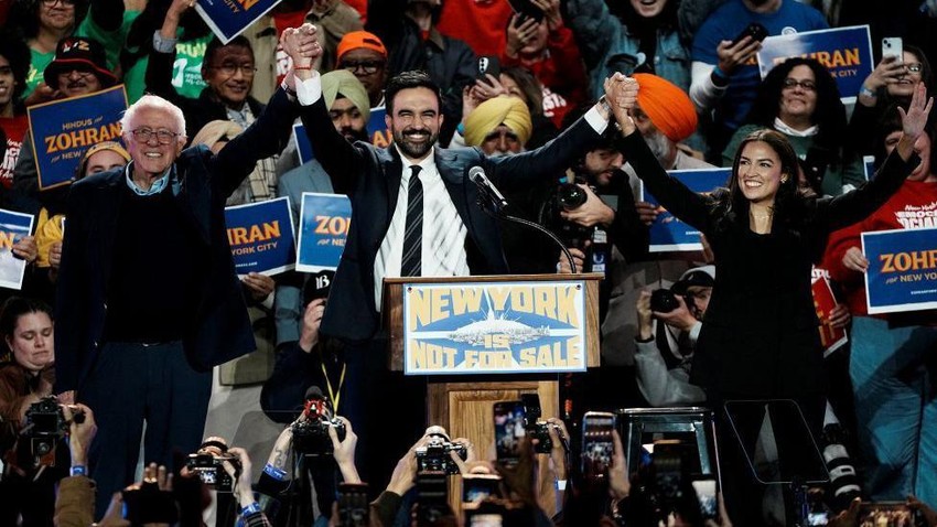 Mamdani je često delio binu sa Bernijem Sandersom (levo) i Aleksandrijom Okasio-Kortez (desno) | Foto: Reuters