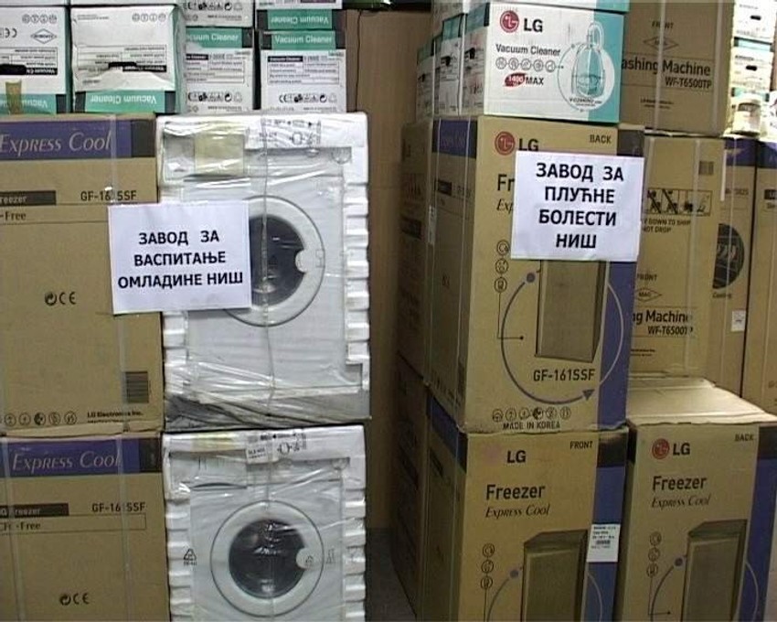 Među zaplenjenom robom su veš-mašine, zamrzivači, frižideri i ogromna količina odeće, obuće i sredstava za higijenu