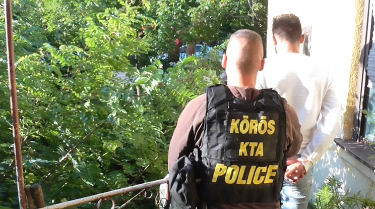 A férfit lakásában fogták el a rendőrök /Fotó: police.hu