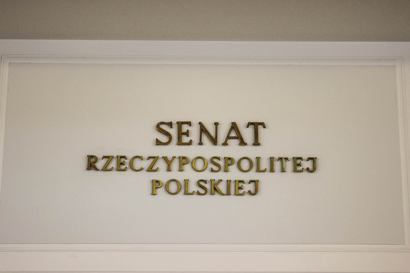 Senatorowie chcą, by o świadczenie mogły występować także te osoby, u których wystąpiły inne objawy niż wymienione przez producenta szczepionki