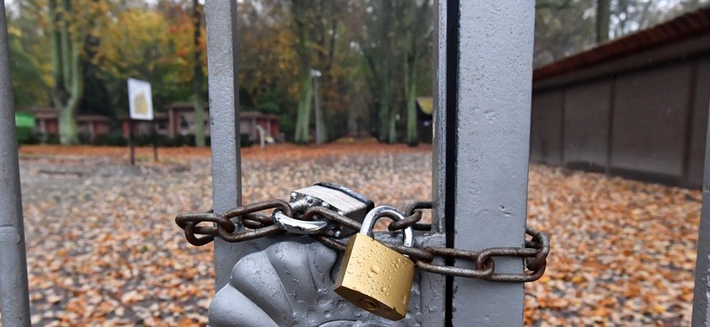 Mieli przecinać kłódki na cmentarzu. Zostali zatrzymani