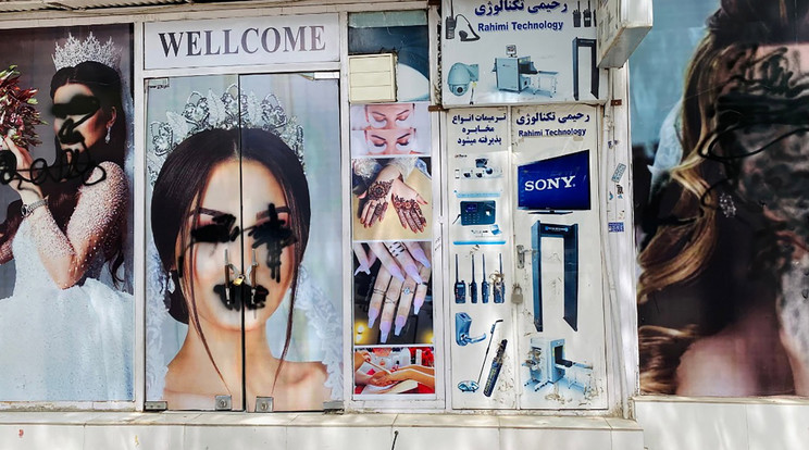 Megrongált plakátok egy kabuli szépségszalon falán 2021. augusztus 20-án - ezt a képet nem valószínű, hogy a tulajdonos festette le... / Fotó: MTI/EPA/STRINGER