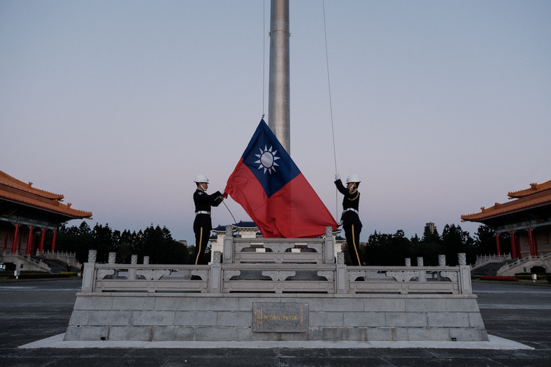 Strażnicy wieszają tajwańską flagę w Tajpej, 14 stycznia 2024 r.