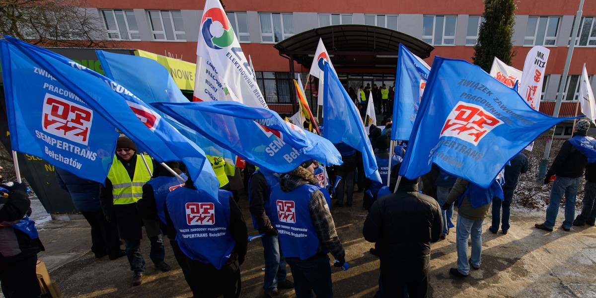 Manifestacja zwiazkowcow w obronie zwolnionego zwiazkowca z OPZZ Konfederacja Pracy Wojciecha Jedrusiaka