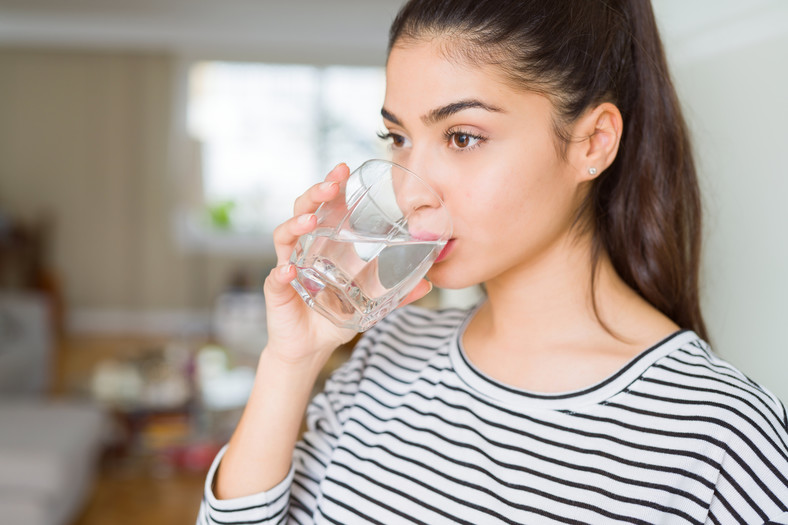 Pij minimum 2 litry wody w ciągu dnia, dzięki czemu łatwiej usuniesz nadmiar kwasów z organizmu