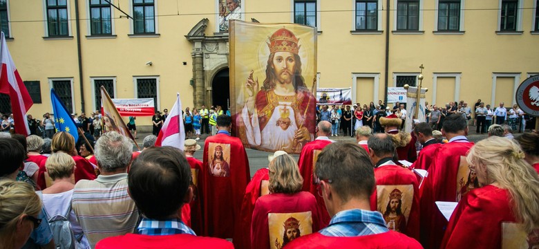 Wiec poparcia dla abp. Jędraszewskiego w Krakowie. Wśród tłumu modlących pojawili się politycy PiS