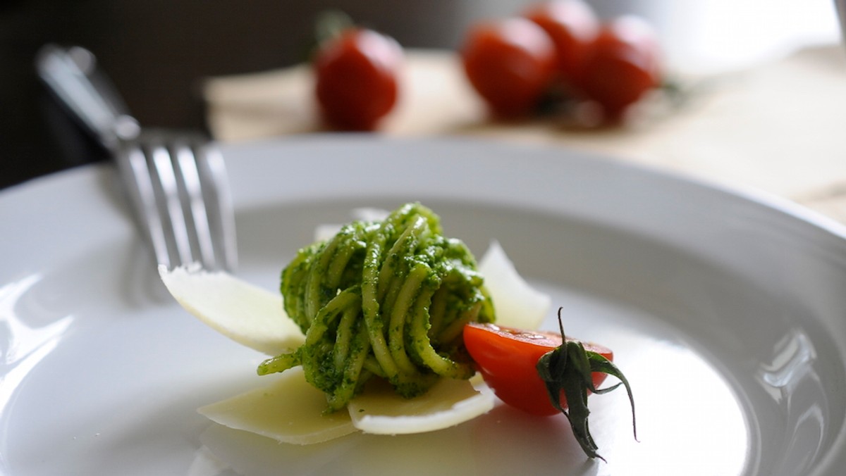 Makaron z domowym pesto bazyliowym - w sam raz na szybki lunch albo obiad dla zapracowanych. Pesto bazyliowe jest proste w wykonaniu, nie zajmuje dużo czasu, a przede wszystkim jest pyszne, dlatego warto zrobić go w domu. Jest bardzo aromatyczne i wspaniale komponuje się z... makaronem!