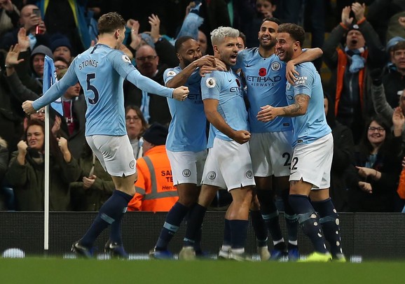 Serhio Aguero slavi pogodak sa saigračima