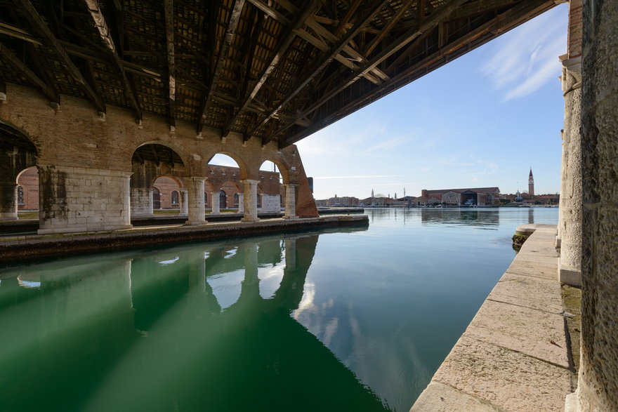 Arsenał w Wenecji to obszerny kompleks stoczni, w których kiedyś konstruowano okręty wojenne i statki handlowe na potrzeby Republiki Weneckiej. Zajmuje powierzchnię 46 ha. Pozostaje zamknięty dla turystów, jednak okazjonalnie urządzane są w nim wystawy