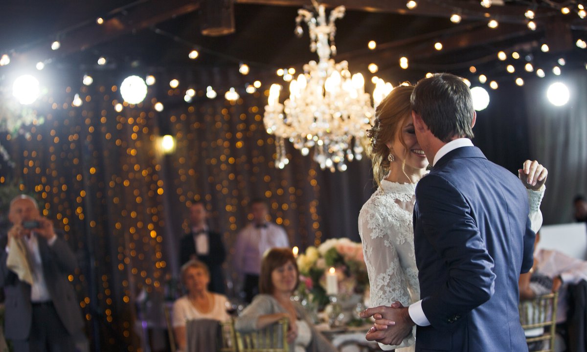 Nie tylko biel. Ten kolor też jest zabroniony na weselu. "Wyzywający"